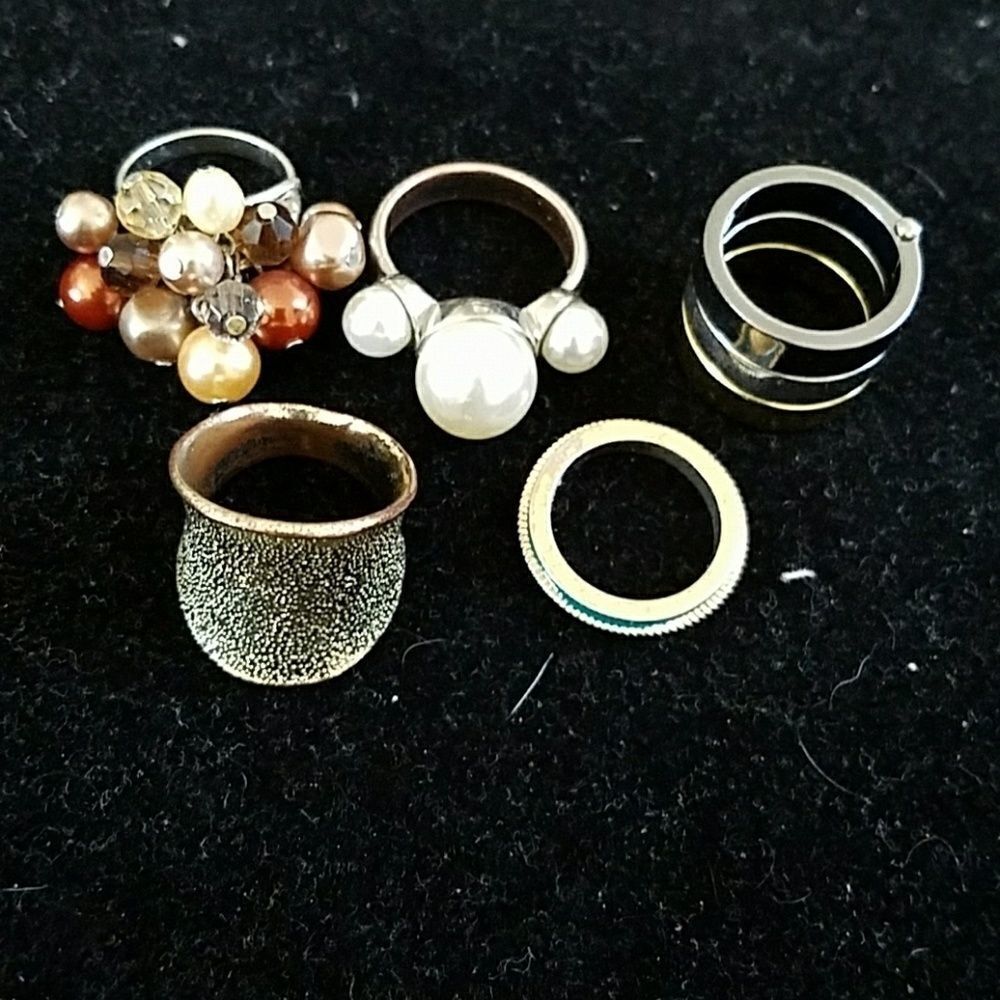 Lot of Costume Jewelry Rings Mixed Styles & Sizes Fashion Statement Accessories
